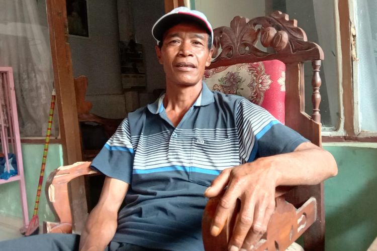 Hasan (57), warga Desa Tamansari, Kecamatan Licin, Banyuwangi, saat ditemui di rumahnya, Senin (13/3/2023). Hasan merupakan penambang belerang di kawah Ijen