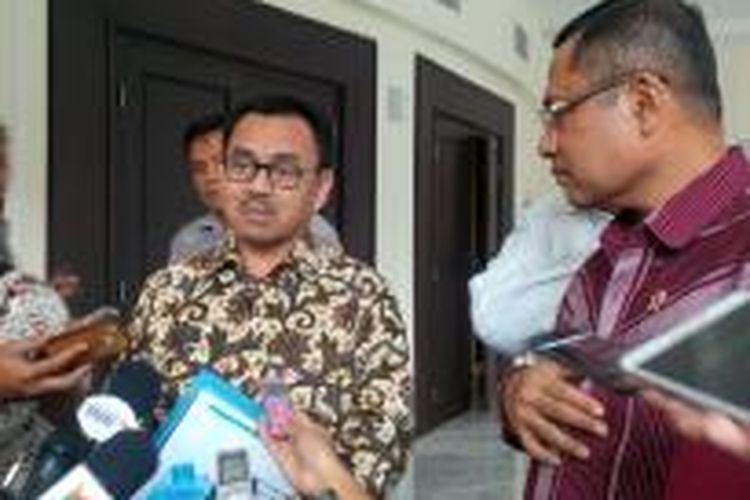 Menteri Energi dan Sumber Daya Mineral Sudirman Said, serta Menteri Perindustrian Saleh Husin seusai rapat kelistrikan di Kantor Wakil Presiden Jakarta, Kamis (30/7/2015). 