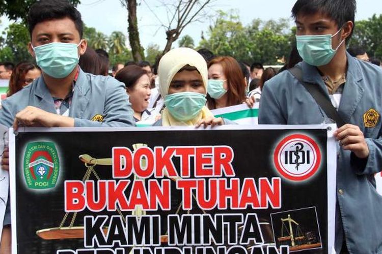 Salah satu spanduk yang dibawa para dokter ketika menggelar aksi keprihatinan atas ditahannya rekan sejawat mereka di Manado.