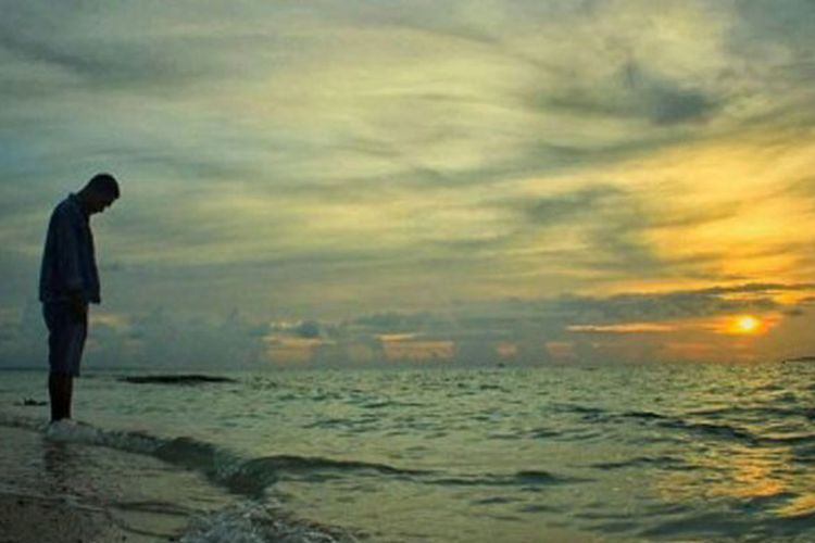 Pengunjung menikmati senja di Pantai Tablolong, Kupang, NTT, Minggu (10/2/2019).