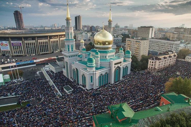 Umat Muslim tengah menjalankan salat Idul Adha di Masjid Katedral Moskwa di Rusia.
