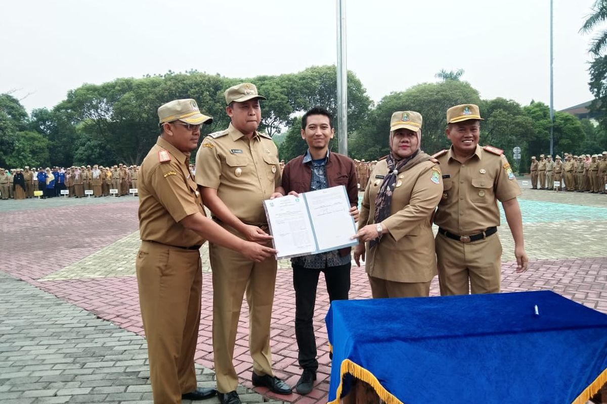 Penandatanganan perjanjian kerja sama antara organisasi nirlaba lingkungan hidup Waste4change dengan Pemerintah Kota Bekasi mengenai timbulan sampah sungai, Senin (16/12/2019) pagi.