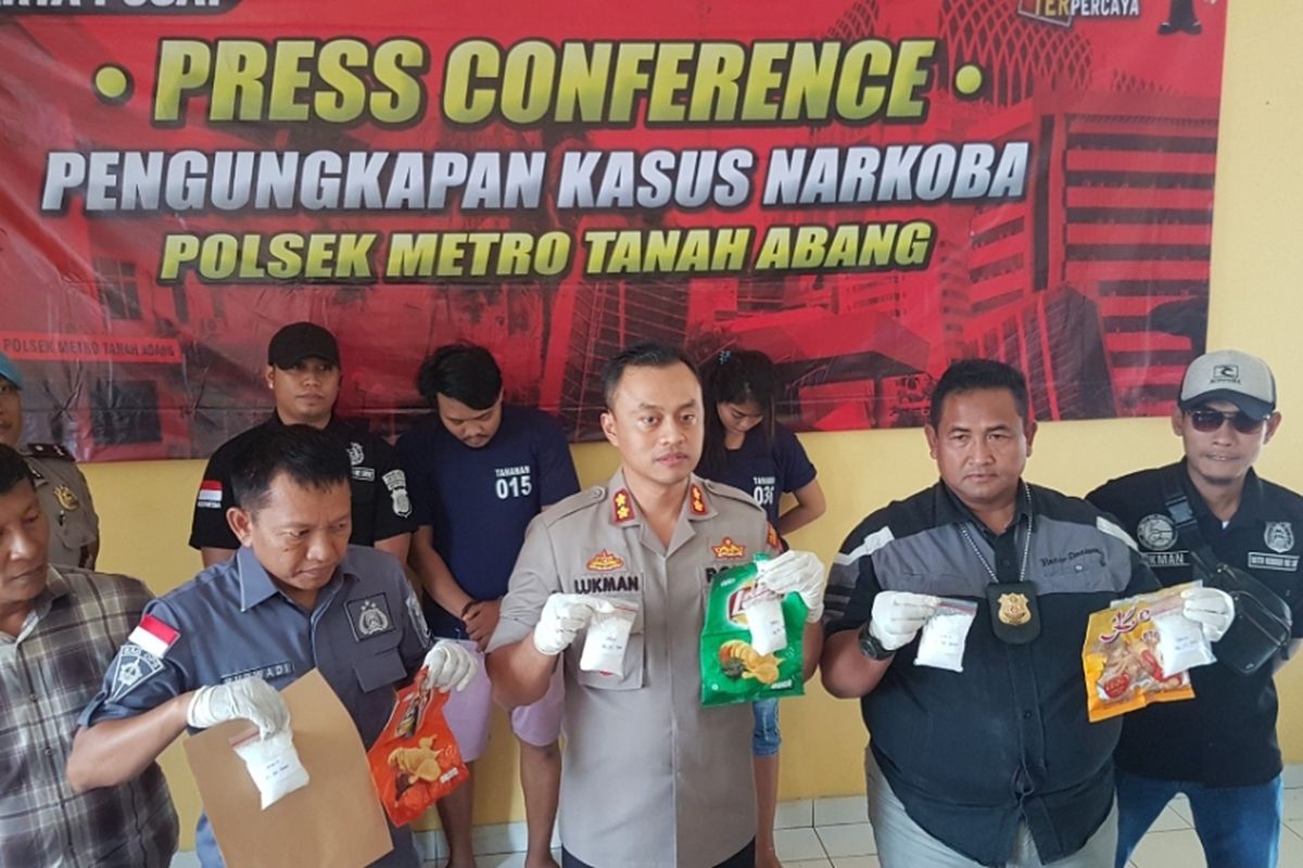 Kapolsek Metro Tanah Abang memberikan informasi tentang alat-alat yang digunakan tersangka sebagai kurir narkoba, Selasa (5/3/2019)