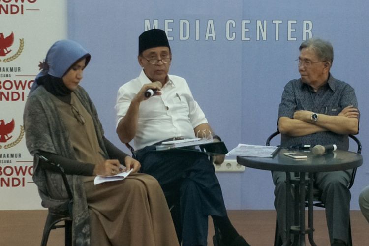 Tim ahli ekonomi Badan Pemenangan Nasional (BPN) Prabowo-Sandiaga, Fuad Bawazier, dalam sebuah diskusi di media center pasangan Prabowo-Sandiaga, Jalan Sriwijaya, Jakarta Selatan, Rabu (19/12/2018). 