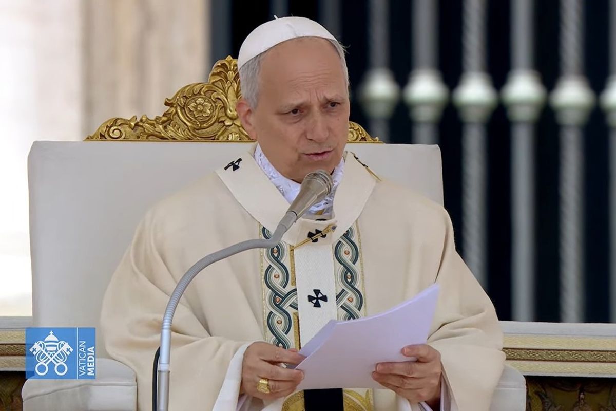 Paus Leo XIV saat memberikan homili (khotbah) dalam misa pelantikannya di Lapangan Santo Petrus, Vatikan, Minggu (18/5/2025).