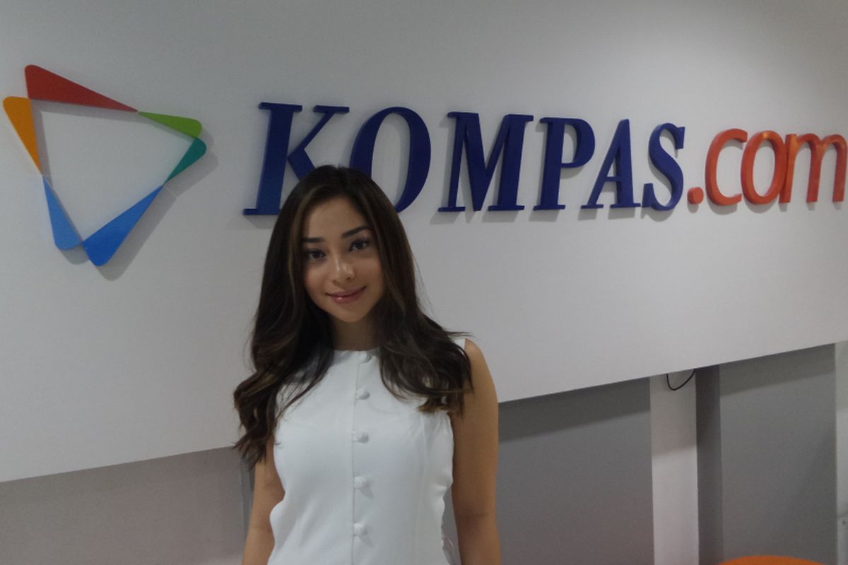 Nikita Willy berfoto di kantor redaksi Kompas.com, Jalan Palmerah Selatan, Jakarta dua rumah Pusat, Rabu (1/11/2017). Ia datang untuk mempromosikan film horor Gasing Tengkorak.