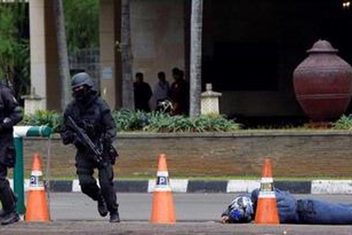 Tim antiteror melumpuhkan anggota teroris dalam kegiatan latihan bersama Polri dan TNI di Hotel Sultan, Senayan, Jakarta, Kamis (27/10/2011). Latihan bersama untuk menanggulangi acaman terorisme ini juga dilakukan di Hotel Borobudur, TVRI, Bandara Soekarno - Hatta, dan Pelabuhan Tanjung Priok. 