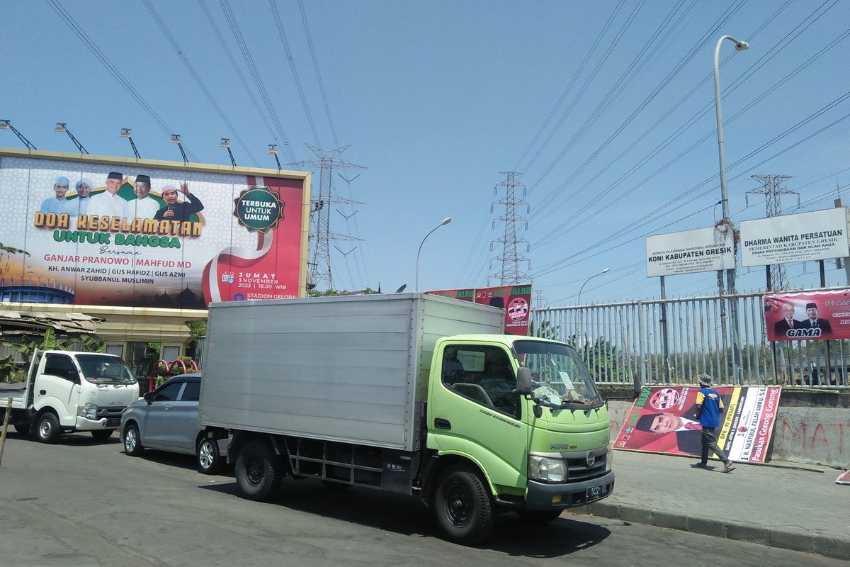 Baliho acara doa bersama yang bakal dihadiri Ganjar Pranowo dan Mahfud MD telah terpasang di Stadion Gelora Joko Samudro (Gejos), Kecamatan Kebomas, Gresik, Jawa Timur, Kamis (2/11/2023).
