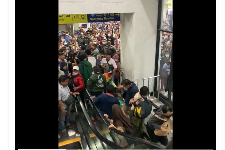 Tangkapan layar video pengguna eskalator di Stasiun Manggarai, Jakarta bertabrakan dan berjatuhan