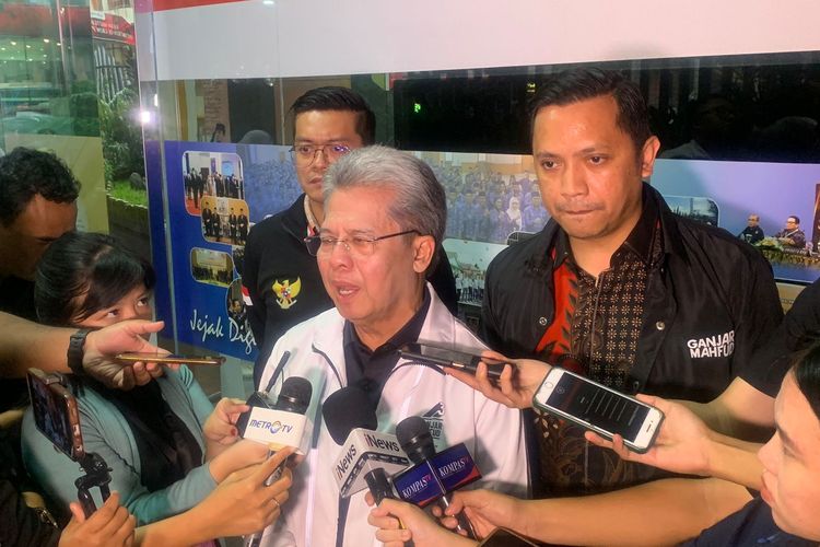 Deputi Hukum TPN Ganjar-Mahfud, Todung Mulya Lubis selepas menemui pimpinan Bawaslu RI untuk memberikan masukan terkait pengawasan Pemilu 2024.