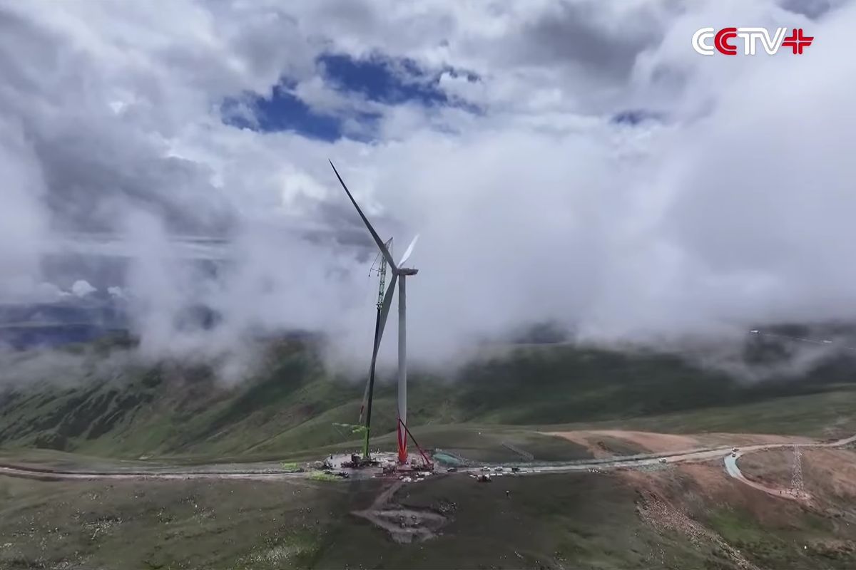 China merampungkan instalasi turbin angin atau pembangkit listrik tenaga bayu (PLTB) yang tidak biasa pada awal Oktober 2024. PLTB bernama Datang Basu Wind Power Project tersebut menjadi turbin angin yang terletak di ketinggian paling tinggi di dunia.