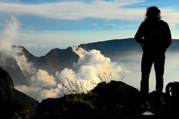 Siluet pendaki di puncak Gunung Tambora berketinggian 2.850 meter. Gunung bertipe stratovolcano aktif ini terletak di Pulau Sumbawa, Indonesia dan pernah mengalami letusan mahadahsyat tahun 1815.