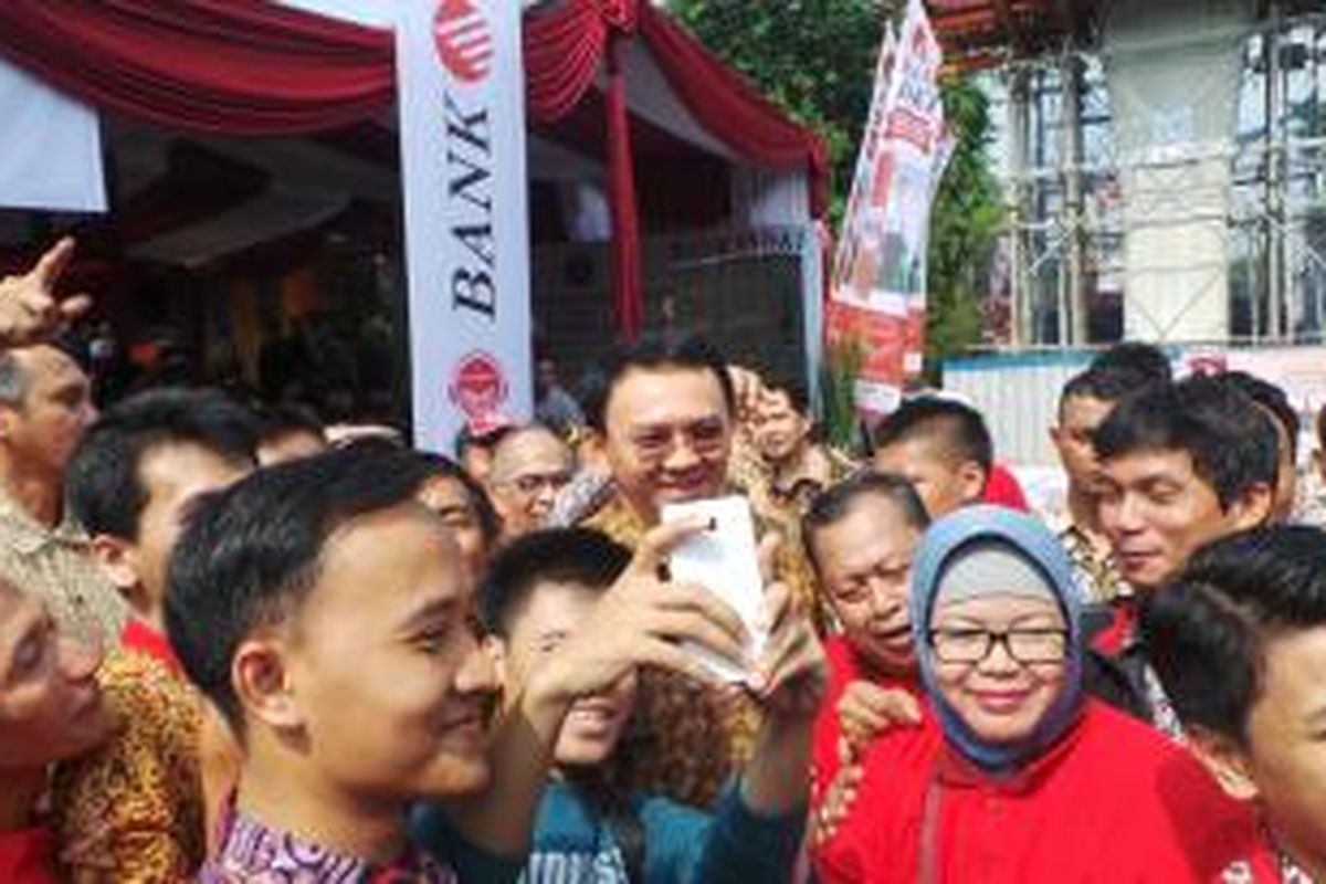 gubernur DKI Jakarta Basuki Tjahaja Purnama selfie dengan pedagang Pasar Taman Puring, Jumat (30/10/2015).