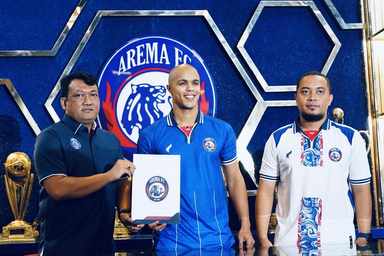 Pemain baru Arema FC Wiliam Marcilio untuk mengarungi Liga 1 2024-2025 saat diperkenalkan di Kandang Singa Kantor Arema FC Kota Malang, Senin (1/7/2024) siang.