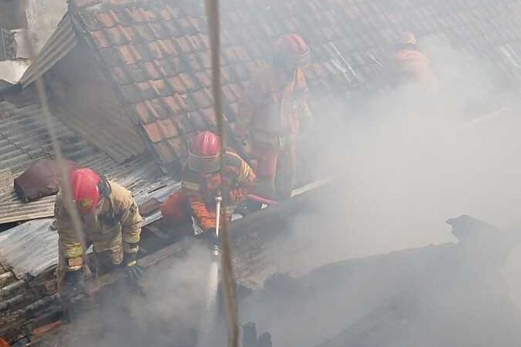 Sebuah rumah berukuran 5x13 meter di Jalan Karang Rejo Sawah, Kecamatan Wonokromo, Surabaya terbakar pada Selasa (20/6/2023) sekitar pukul 09.16 WIB.
