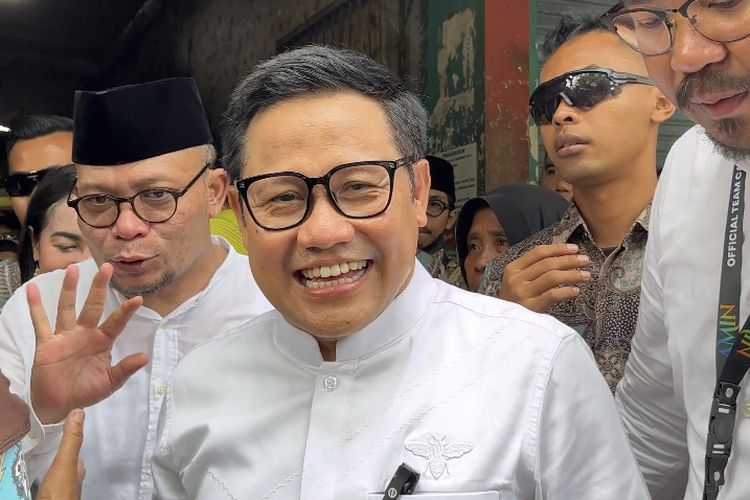 Calon wakil presiden nomor urut 1 Muhaimin Iskandar atau Cak Imin mengunjungi Pasar Grogolan Baru, Kota Pekalongan, Jawa Tengah, Kamis (16/11/2023).