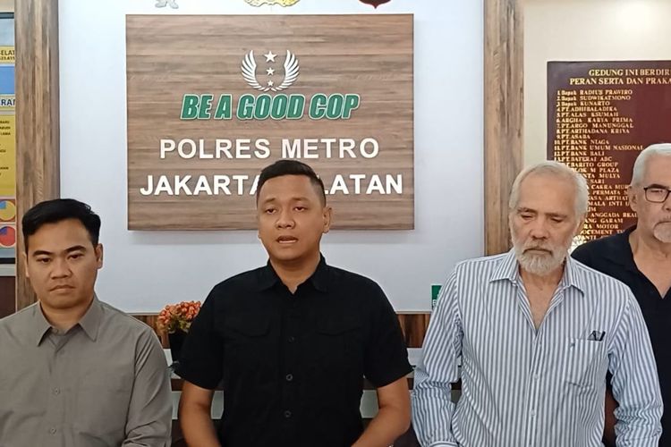 Pierre Gruno (kedua dari kanan) saat jumpa pers di Mapolres Metro Jakarta Selatan, Kamis (17/8/2023).