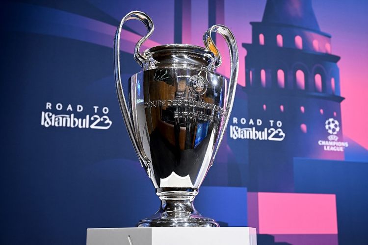 Trofi Liga Champions terpajang di markas UEFA jelang drawing Liga Champions 2022-2023 untuk fase perempat final di Nyon, Swiss, 17 Maret 2023. (Photo by Fabrice COFFRINI / AFP)