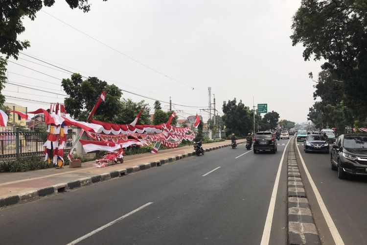 Sejumlah pedagang bendera merah putih mulai terlihat berjualan di sekitar Jalan Pasar Minggu Raya, Pasar Minggu, Jakarta, Kamis (6/8/2020) jelang Hari Kemerdekaan Indonesia.