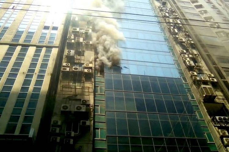 Kebakaran melanda gedung perkantoran di ibu kota Bangladesh, Dhaka.
