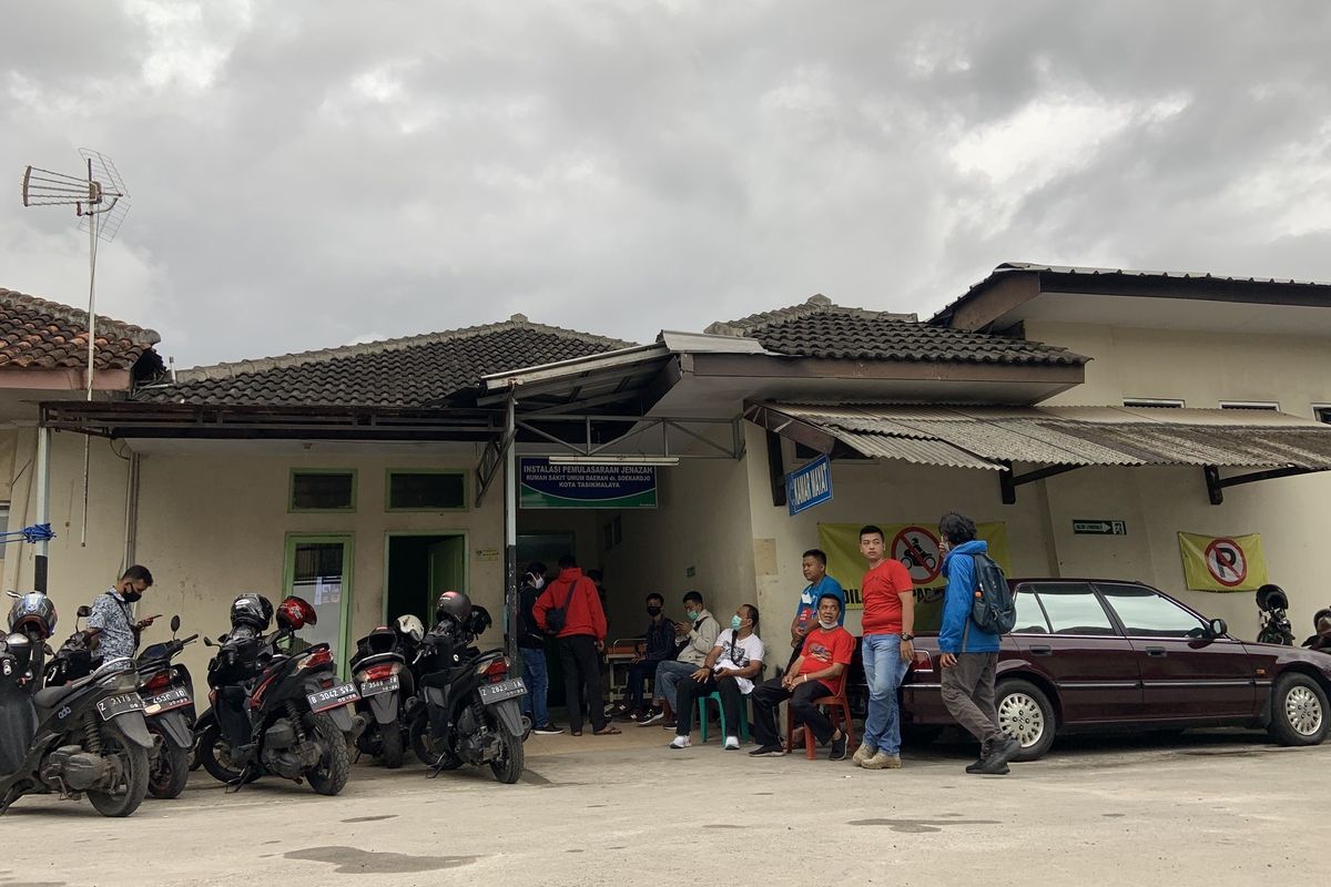 Petugas Kepolisian dan Kamar Mayat RSUD Soekardjo Kota Tasikmalaya sedang menunggu pemeriksaan mayat bayi yang disembunyikan seorang mahasiswi di lemari pakaiana seusai melahirkan paksa di kamar miliknya, Rabu (24/3/2021).