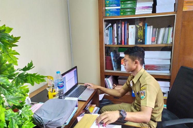 Seorang petugas TU Setda Kota Magelang sedang mengecek surat elektronik, Senin (16/3/2020).