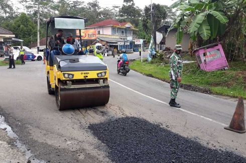 Jalan Provinsi Penuh Lubang, Bupati Banjarnegara Rogoh Kocek Pribadi untuk Perbaiki