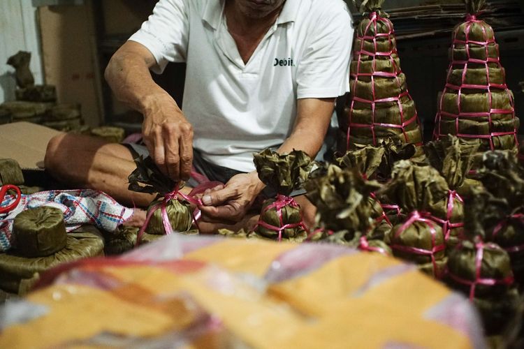 A number of workers package dodol and basket cakes at the Ny Dodol and Cake production house. Lauw (LKW), in Tangerang, Banten, Friday (17/1/2025).