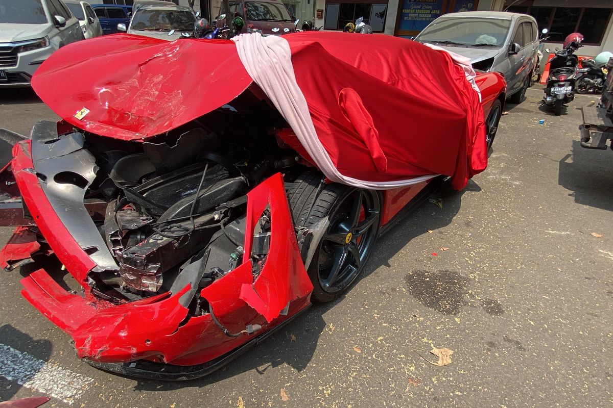 Penampakan mobil Ferrari yang dikemudikan RAS usai menabrak beberapa kendaraan di Jenderal Sudirman, dekat Bundaran Senayan, Senin (9/10/2023). Mobil itu kini dibawa ke kantor Subdit Gakkum Polda Metro Jaya.