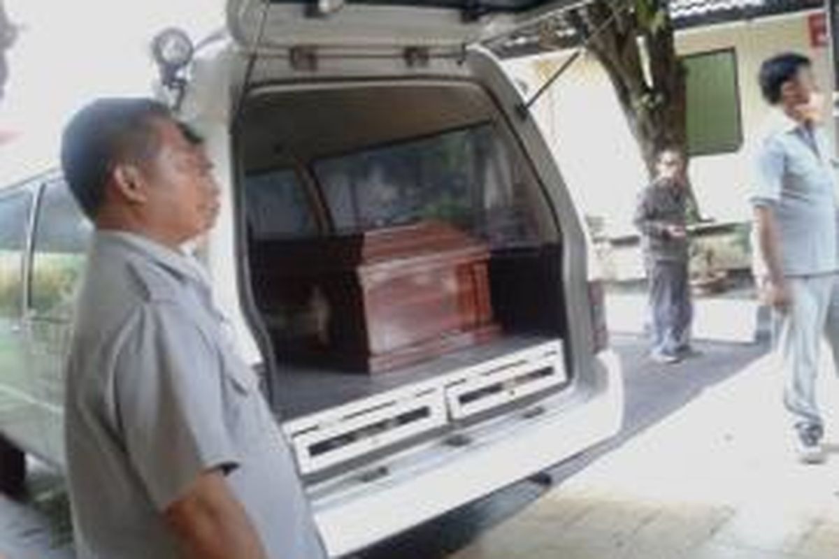 Jenazah Feby Lorita telah diambil oleh keluarganya dari RS Polri Kramat Jati, Jakarta Timur, Minggu (2/2/2014) sore. Feby ditemukan tewas dalam bagasi mobil Nissan March miliknya di Tempat Pemakaman Umum Kebon Kelapa, Jakarta Timur, Rabu (29/1/2014).