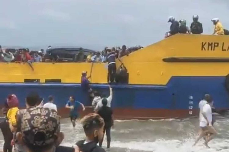 Lantaran gelombang tinggi dan cuaca buruk, Kapal Motor Penumpang (KMP) Layur kesulitan bersandar di pantai Wailei, Desa Latu, Kabupaten Seram Bagian Barat, Maluku Selasa (28/12/2021)