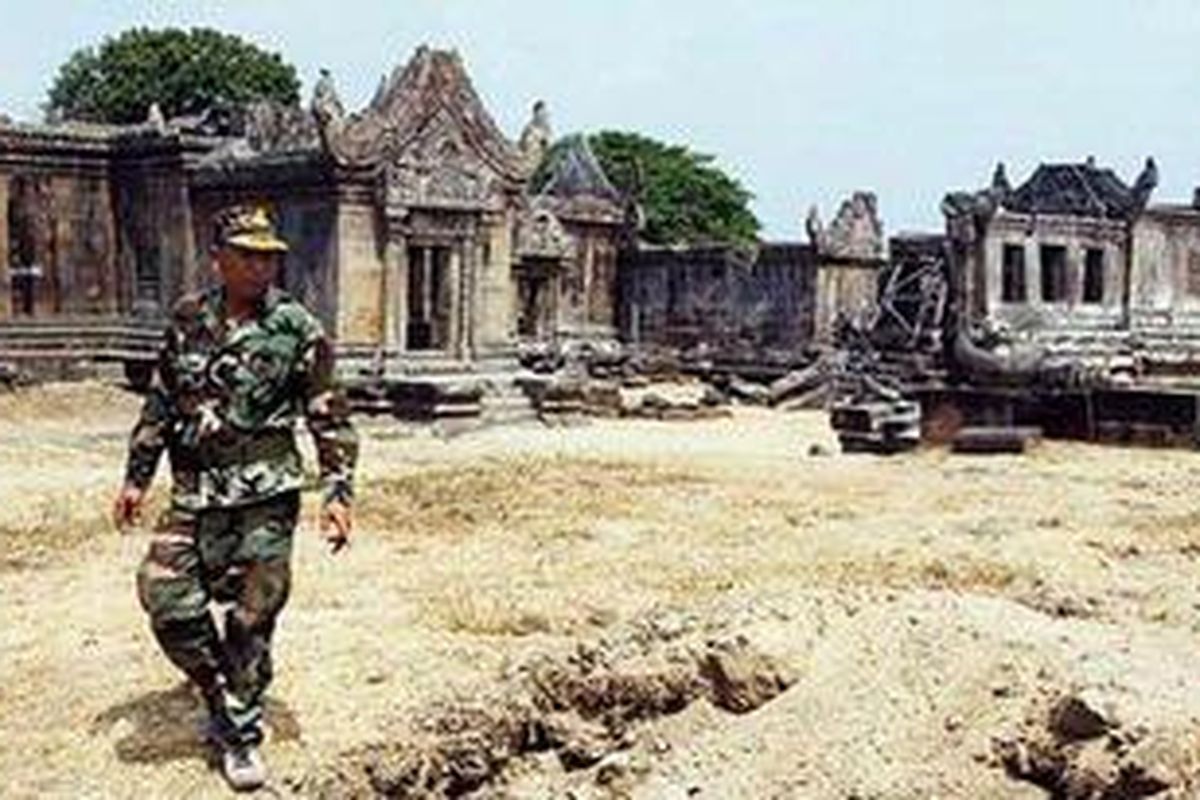 Seorang tentara Kamboja berjaga-jaga di dekat Candi Preah Vihear, sebuah situs Warisan Budaya UNESCO, yang terletak sekitar 245 kilometer sebelah utara ibu kota Phnom Penh, Rabu (9/2/2011). Candi ini menjadi pusat konflik bersenjata antara Kamboja dan tetangganya, Thailand.