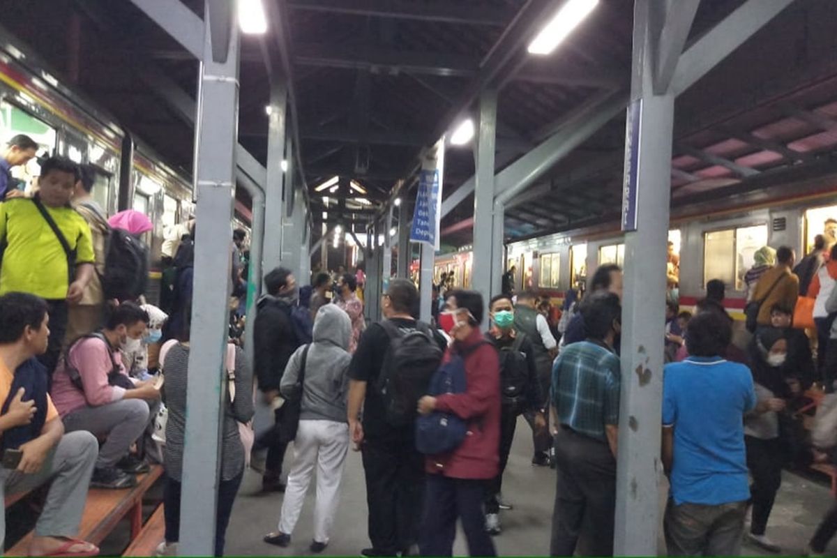 Penumpukan penumpang terjadi di stasiun Manggarai. Penumpukan terjadi lantaran kereta terhambat masuk karena tawuran yang terjadi di kawasan Manggarai, Jakarta Selatan, Rabu (4/9/2019)
