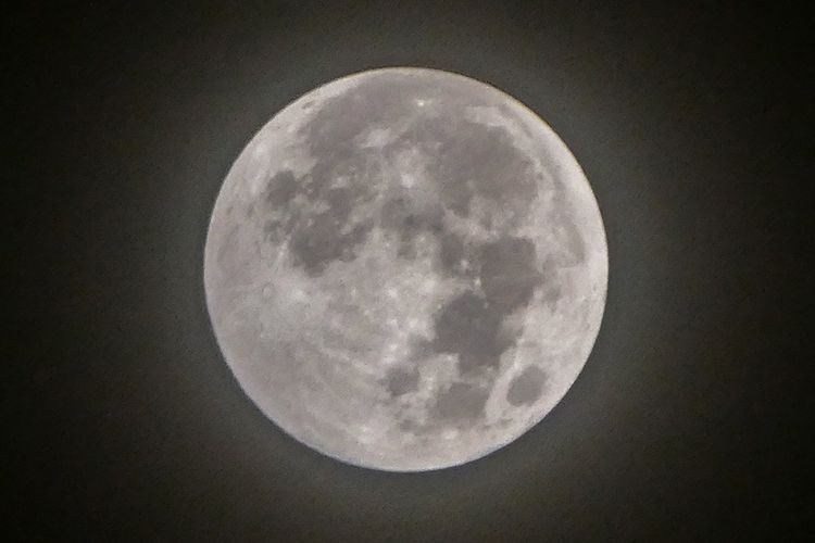 Akhir Pekan Ini Fenomena Blue Moon Hiasi Langit Indonesia Halaman All Kompas Com