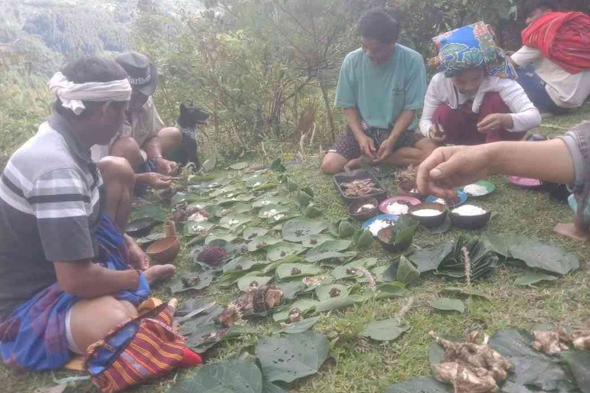 Warga Desa Simbuang Batutallu sedang menyiapkan sesaji dalam upacara adat Mangalli Reu.