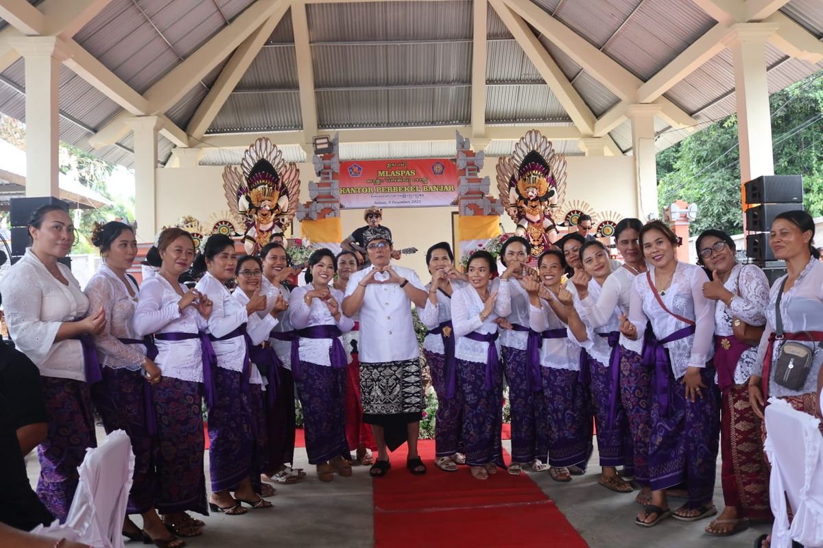 Wakil Gubernur (Wagub) Bali, I Nyoman Giri Prasta, meresmikan Kantor Perbekel Desa Banjar di Buleleng, Selasa (9/12/2025). 
