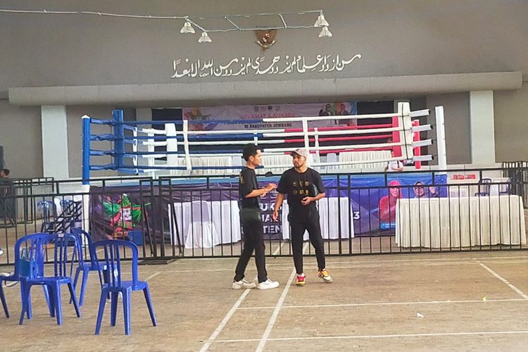 Suasana venue pertandingan cabang olahraga tinju Porprov Jatim 2023 di Auditorium Undar Kabupaten Jombang, Jawa Timur, Selasa (12/9/2023).