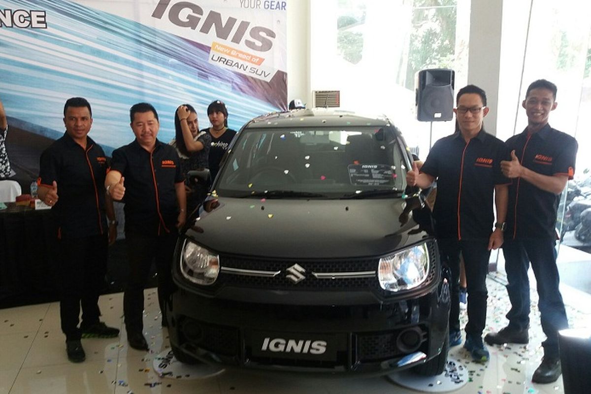 Mobil Suzuki Ignis diperkenalkan di Dealer Surya Batara Mahkota Kupang, Nusa Tenggara Timur (NTT), Jumat (21/4/2017)