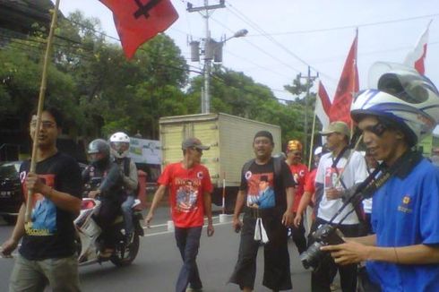 Penuhi Nazar, Relawan Jokowi Berjalan Kaki 30 Kilometer