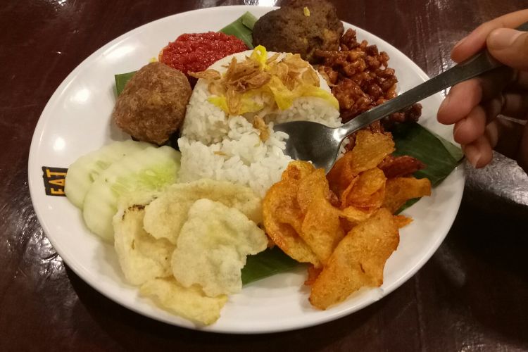 Seporsi nasi lemak ayam rendang, di kedai Nasi Lemak Gandaria.