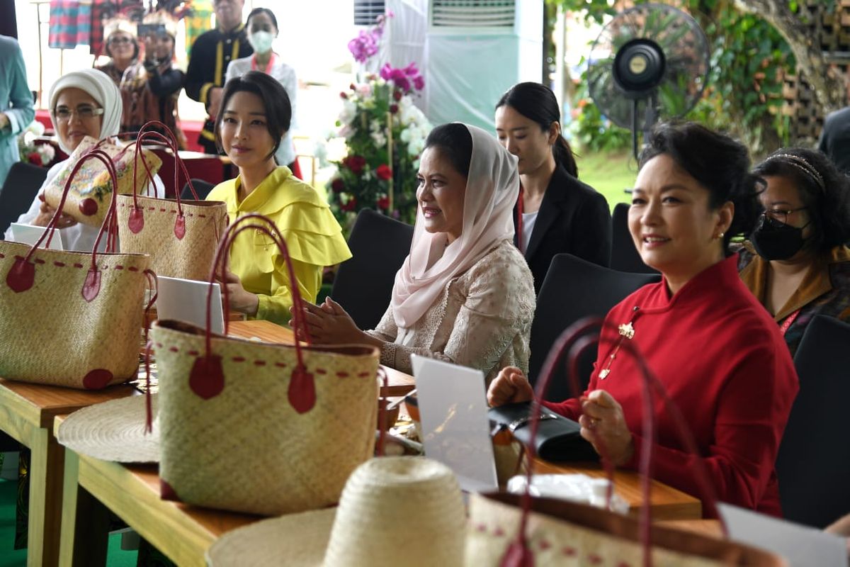 Iriana Joko Widodo melakukan pertemuan dengan para pendamping pemimpin negara-negara G20 dan lembaga internasional sebagai bagian dari rangkaian kegiatan Konferensi Tingkat Tinggi (KTT) G20 di Sofitel Bali Nusa Dua Beach Resort, pada Selasa, (15/11/2022).