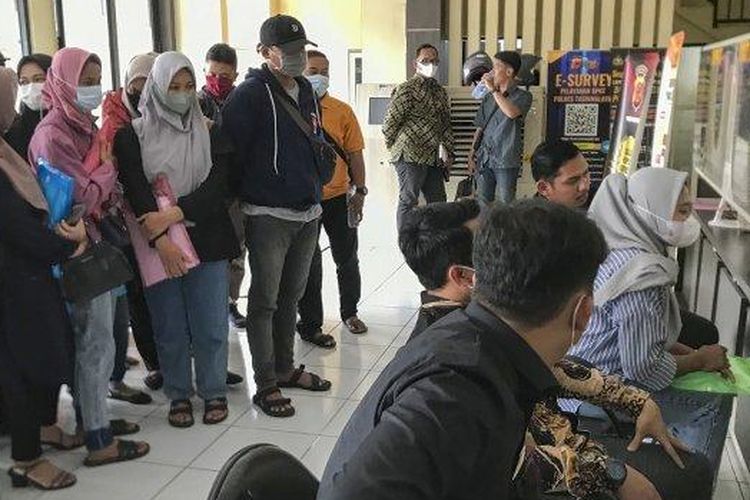 
Belasan korban melapor terkait investasi bodong ke SPKT Polres Tasikmalaya, Senin (14/11/2022). 
