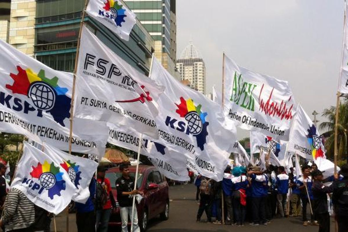Sekitar 3.000 buruh yang tergabung dalam Konfederasi Serikat Pekerja Indonesia (KSPI) kembali melakukan aksi unjuk rasa di Bundaran Hotel Indonesia, Jakarta Pusat, Kamis (2/10/2014).