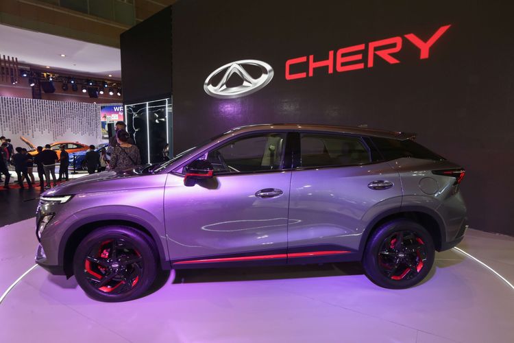 Chery Omoda 5 dipamerkan di ajang Indonesia International Motor Show (IIMS) 2023 di JIExpo, Kemayoran, Jakarta Pusat, Kamis (16/2/2023). Omoda 5 hadir dalam tiga varian yang masing-masing dibekali mesin berkubikasi 1.500 cc turbo.