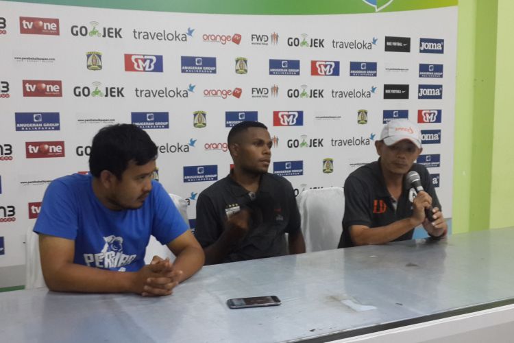 Pelatih Persipura Jayapura Liestiadi (kanan) saat konferensi pers usai melawan Persiba Balikpapan di Stadion Gajayana, Kota Malang, Senin (22/5/2017)