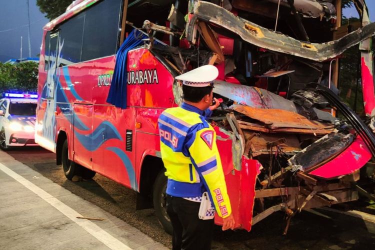 Bangkai Bus DPRD Surabaya usai terlibat kecelakaan di Tol Paspro, Kamis (18/5/2023).