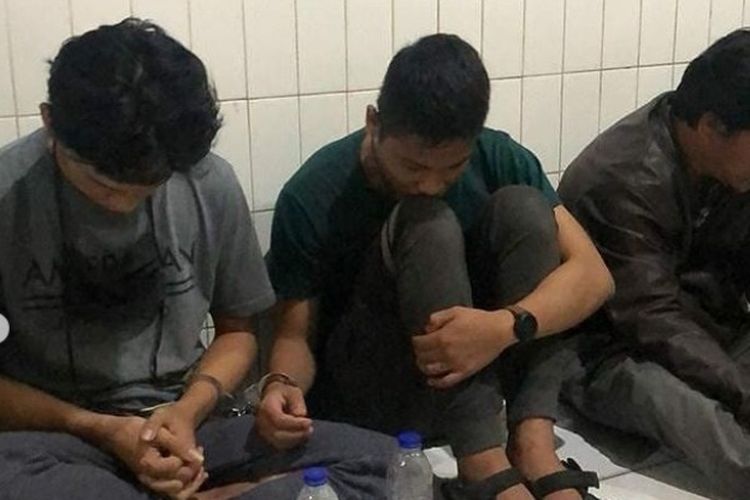 Tampak YouTuber Ferdian Paleka (kiri), Aidil (tengah), yang terlibat video prank sembako berisi sampah dan batu, setelah ditangkap di Tol Merak-Jakarta KM 19 pada Jumat (08/05/2020) pukul 00.30 WIB. Mereka sempat akan kabur ke Bandung dengan bantuan ayah dan paman Ferdian. 