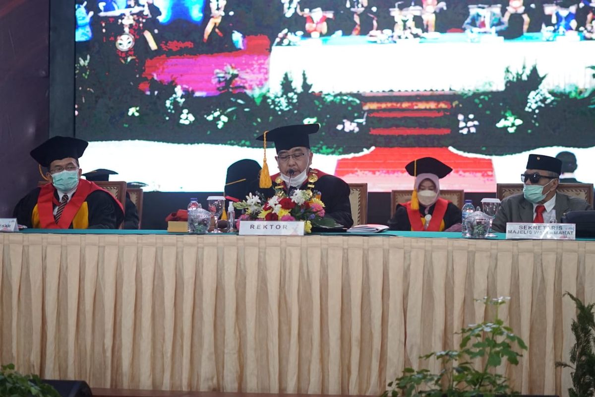 Rektor Universitas Pendidikan Indonesia (UPI) M. Solehuddin saat menyelenggarakan forum pengukuhan delapan guru besar UPI Tahun 2021 di Gedung Achmad Sanusi selama dua hari pada Selasa (8/6/2021) - Rabu (9/6/2021).
