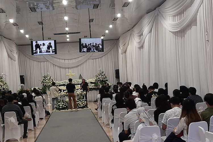 Selebgram Keanu Agl saat menyampaikan sambutan terakhirnya di penghujung ibadah tutup peti Laura Anna di rumah duka Grand Heaven, Pluit, Jakarta Utara, Kamis (16/12/2021). 