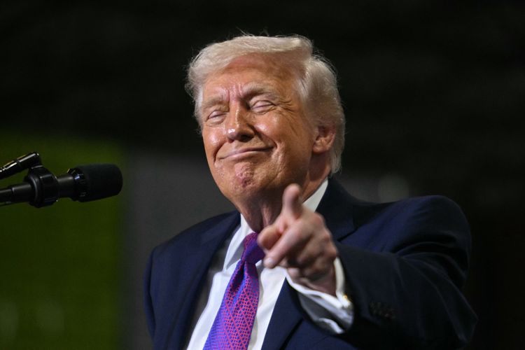 Trump Sebut Harga Bensin “Tak Terlalu Tinggi” Saat Mayoritas Warga AS Menyalahkannya